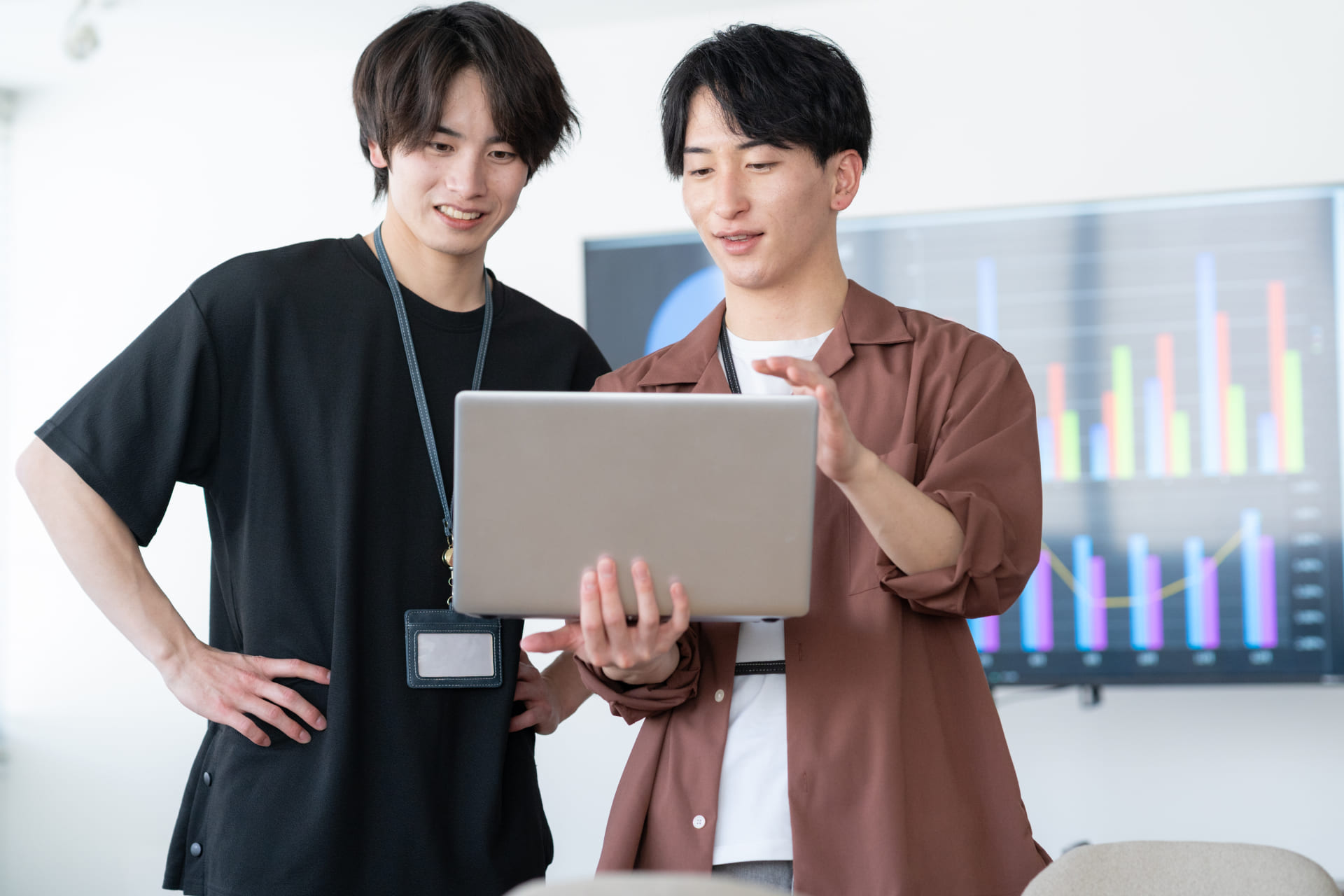 チームでデータを確認するメンバー